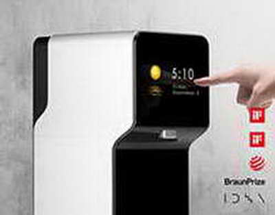 Сотрудники Дворца культуры химиков вышли на уборку прилегающей территории, приводя в порядок парк и дворцовую площадь после зимы